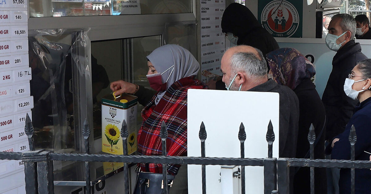 Ukrayna savaşı gıda fiyatlarını tehdit ederken Türkler ayçiçek yağı almak için acele ediyor