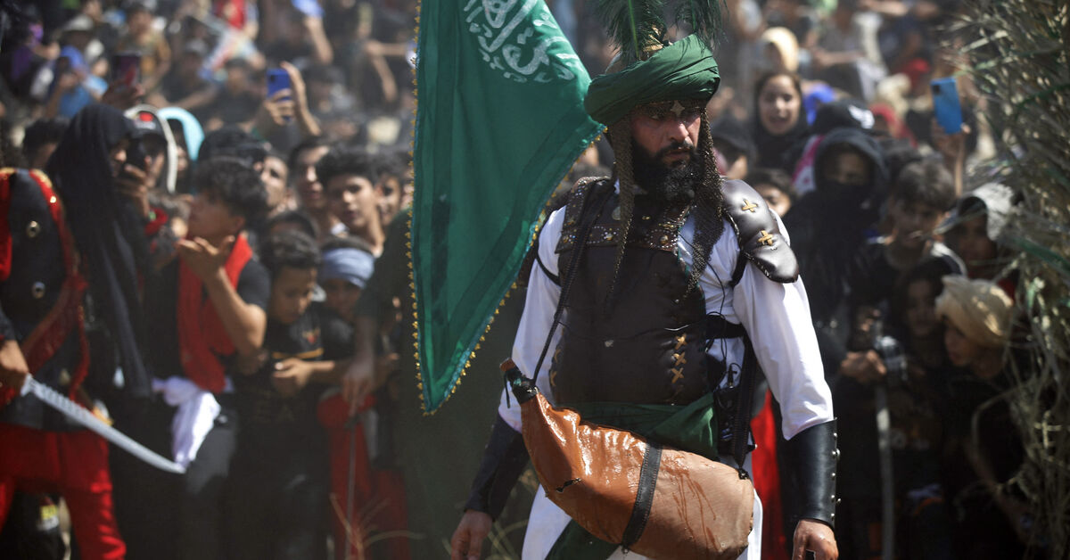 Пророк хусейн. День хусейн. С днём рождения мужчине хусейну. День хусейн. Имам с днем рождения открытка.