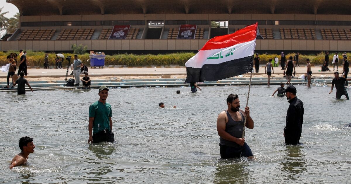 Tens of thousands pray in show of force by Iraq cleric Sadr - AL ...