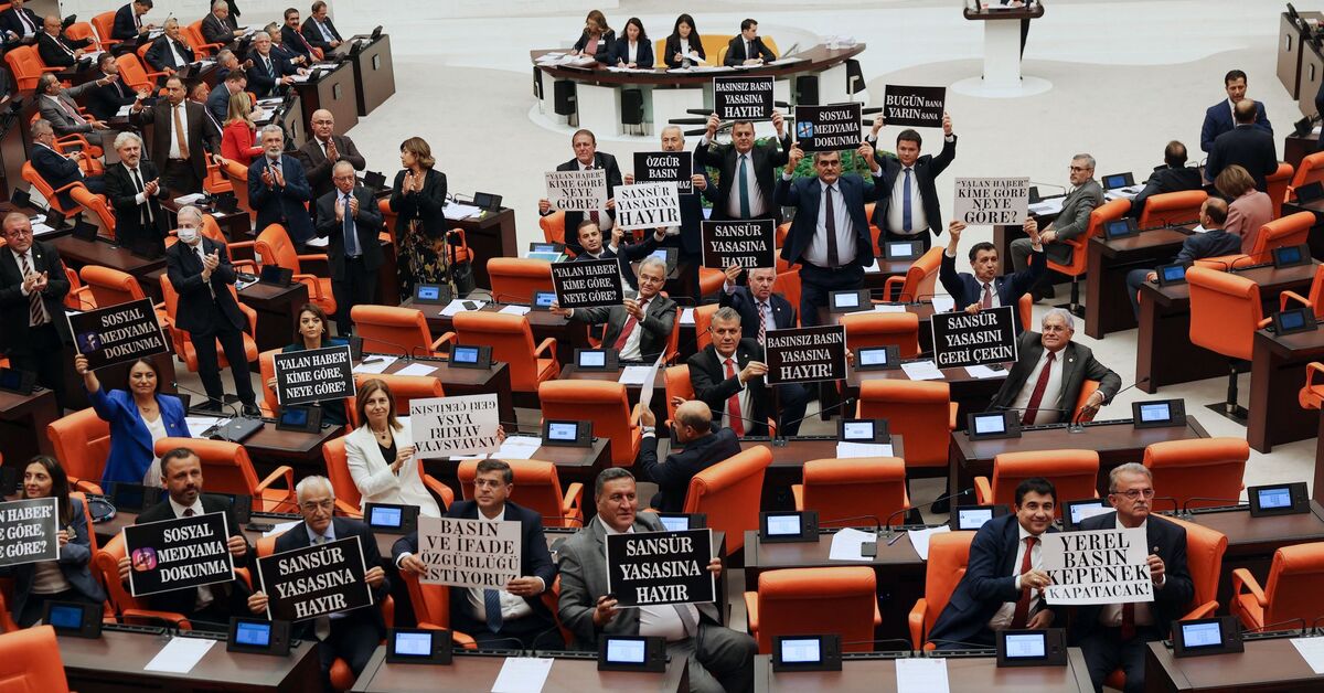 Türk milletvekilleri, eleştirmenlerin medyayı boğacağını söylediği bir yasa tasarısını oyladı