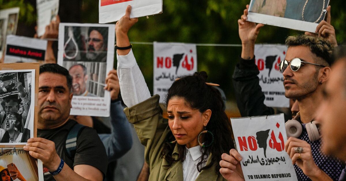 Iran rocked by more violence as protesters mourn victims - AL-MONITOR ...