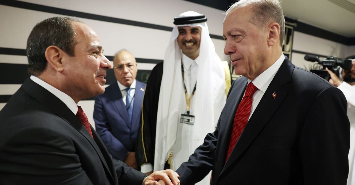 مصافحة أردوغان والسيسي تثير رد فعل عنيف من الإسلاميين في تركيا