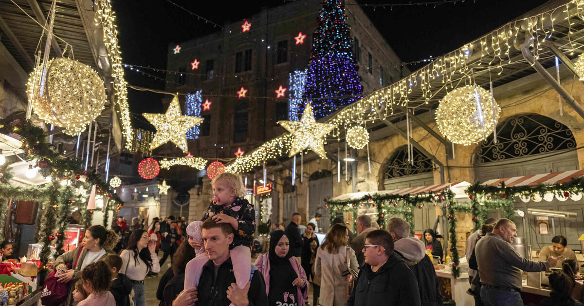 يتدفق يهود إسرائيل إلى المدن العربية في عيد الميلاد