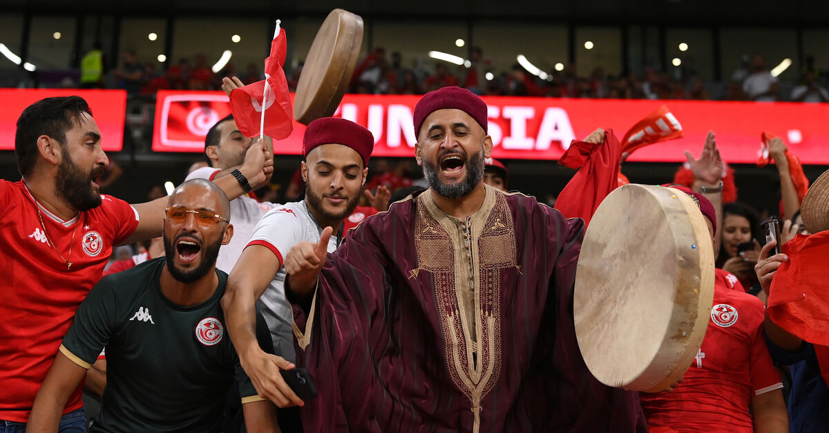 المشجعون التونسيون يغادرون كأس العالم وهم في معنويات عالية وسط الأزمة المالية