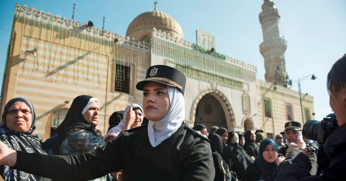 في مصر ، تساؤلات حول التمويل الهائل للمساجد الجديدة وسط الأزمة الاقتصادية