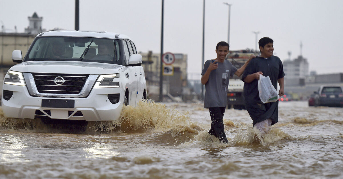 ضربت فيضانات مفاجئة المملكة العربية السعودية مع توقع طقس أشد قسوة