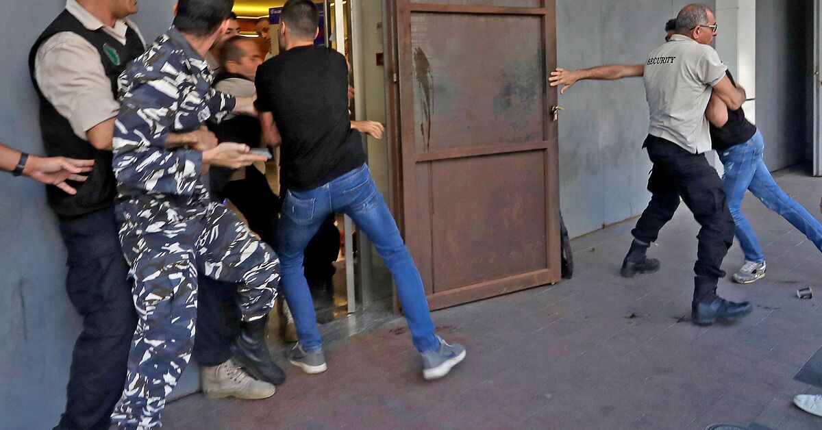 Im Libanon tut sich die Polizei mit „Dieben“ zusammen, die in Banken einbrechen, um an ihr eigenes Geld zu kommen