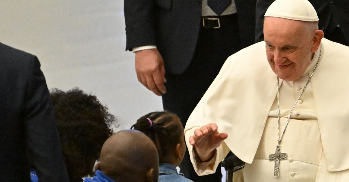 Pope greets refugees helped through Christian ‘corridors’