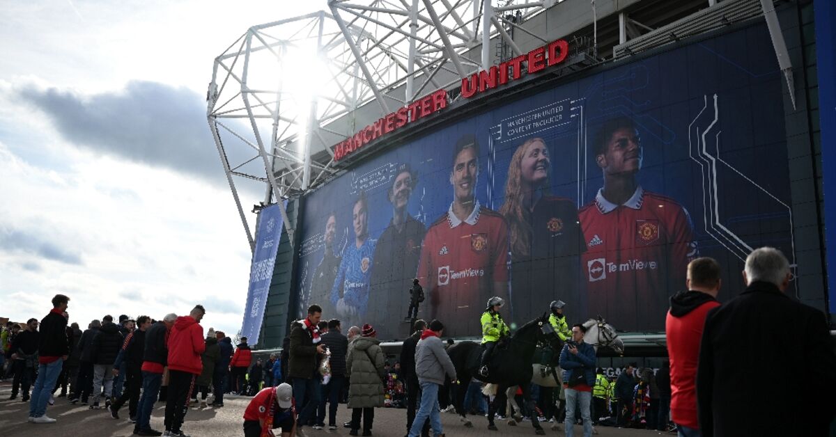 Qatar's Sheikh Jassim makes second bid as battle to buy Man United ...