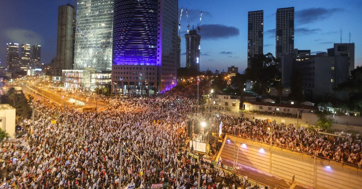 Israelis stage mass protest against judicial reform plan - Vimarsana News