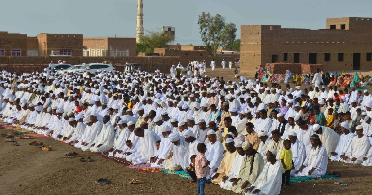 Gunfire shatters Eid prayer for peace by fed-up Sudanese - AL-MONITOR ...