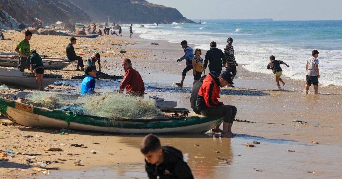 The young men and the sea: Gaza's displaced take to the waves - Vimarsana News