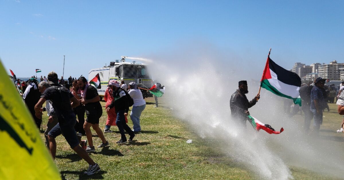 Pro-Israel and pro-Palestinian groups clash in S. Africa - AL-Monitor