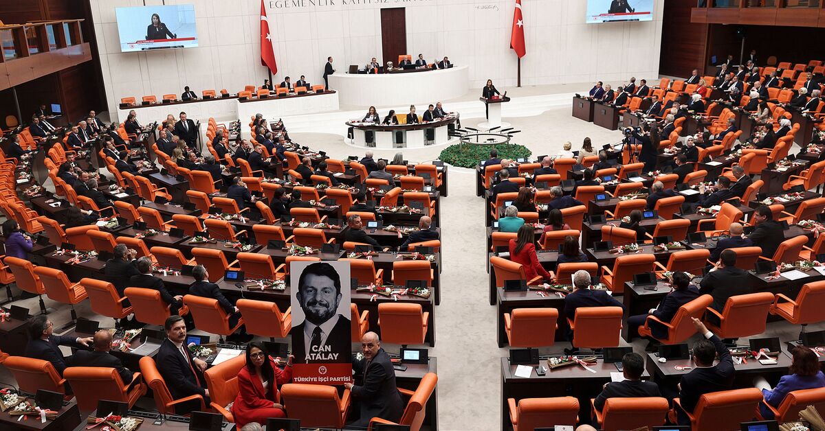 TBMM, Yargıtay'a aykırı olarak tutuklu milletvekili Can Atalay'ı ihraç etti