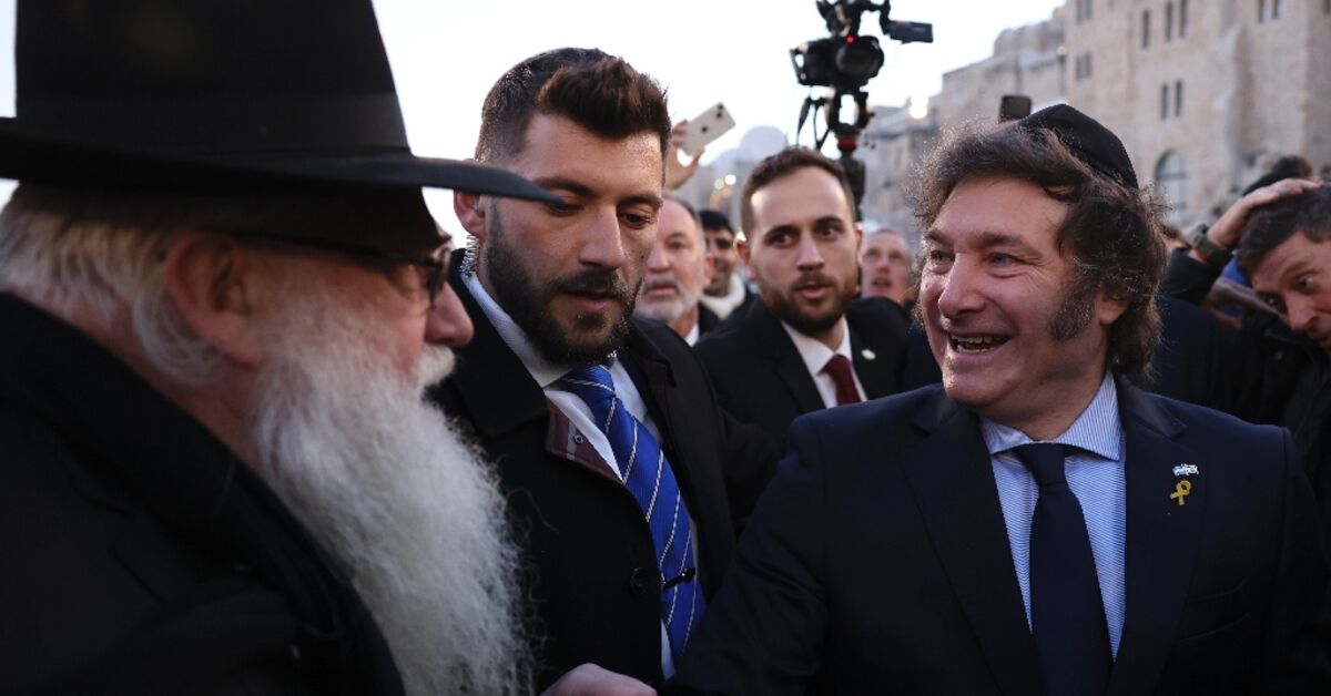 веселая девочка мультяшная. счастливая женщина. человек радостный. человек радостный. He was delighted.