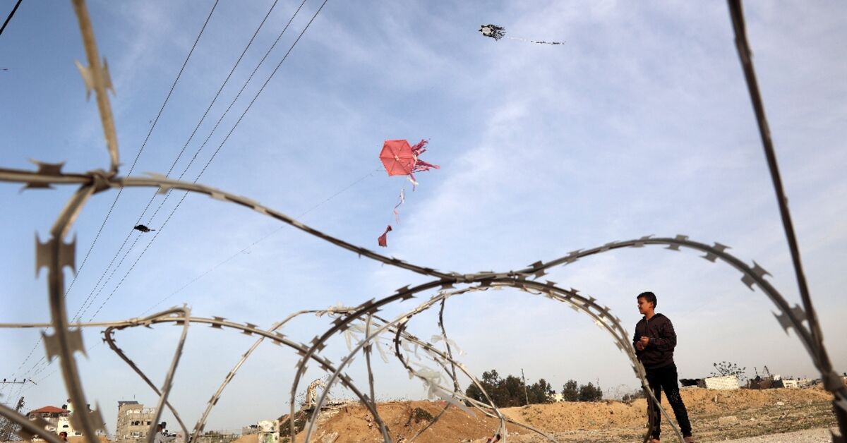 Gaza children fly kites to escape horrors of war - AL-MONITOR: The ...