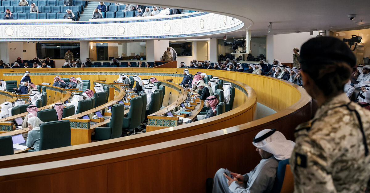 في ظل الاضطراب السياسي الذي تشهده الكويت مع حل البرلمان وتشكيل حكومة جديدة