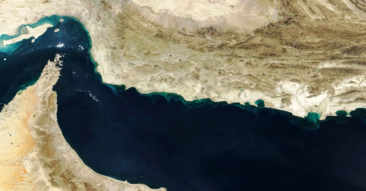 US says warships transit Strait of Hormuz in mine clearance op