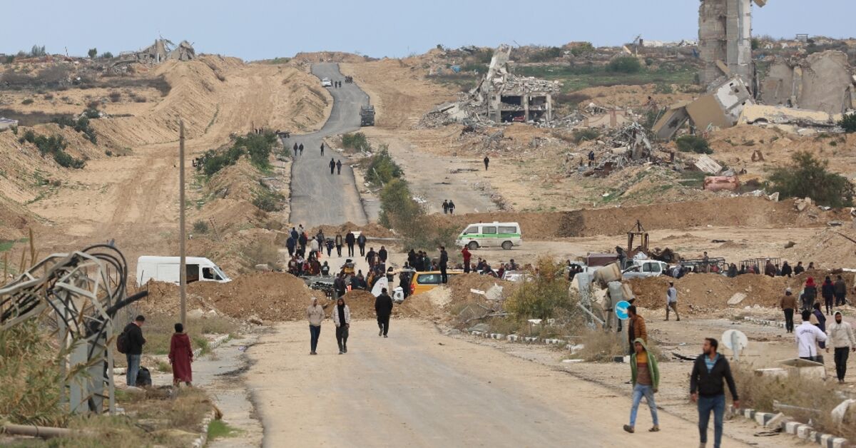 Palestinians back on key Gaza road as Israel withdraws