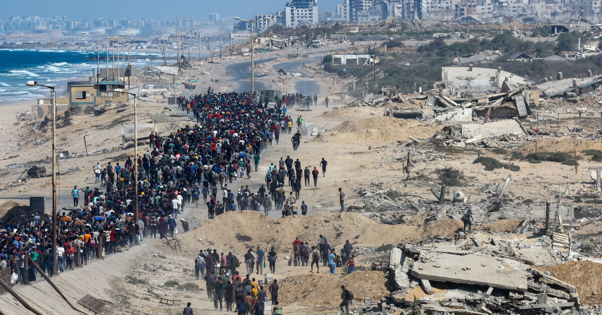 Thousands of displaced Gazans flock towards remnants of homes after ...
