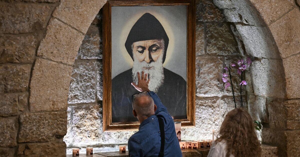 At tomb of Lebanon's miracle saint, faithful await the pope