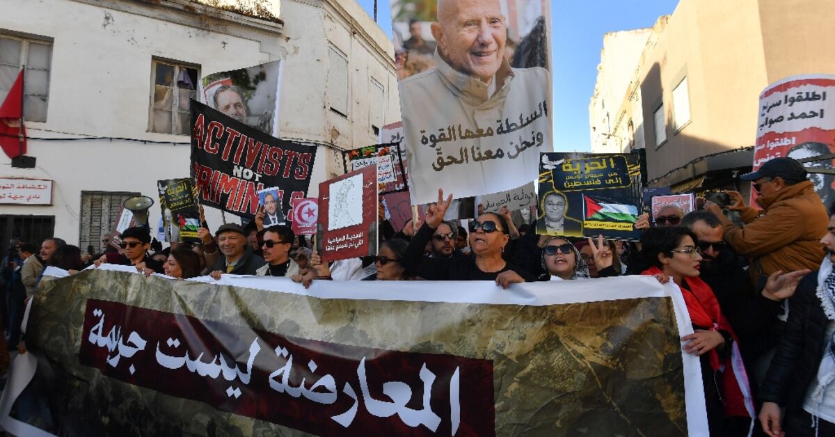 Hundreds in Tunisia protest against government
