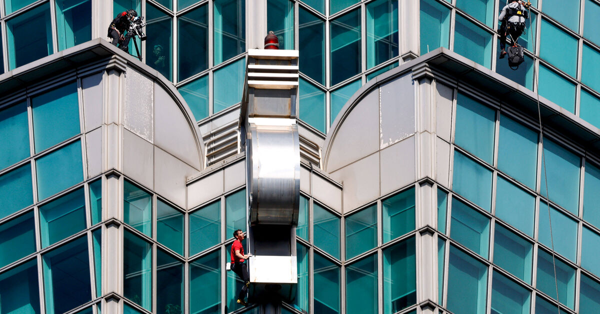 US climber scales Taiwan's tallest building Taipei 101 without ropes