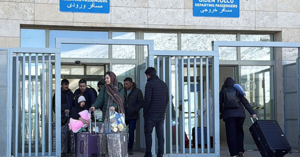 Travellers say some Iranians held up at Turkish land border - AL ...