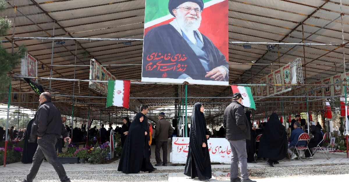 İran'da Popüler Kafe Zinciri, Lider Hamaney'e Atıfta Bulunduğu İddia Edilen Bardak Tasarımları Nedeniyle Kapatıldı