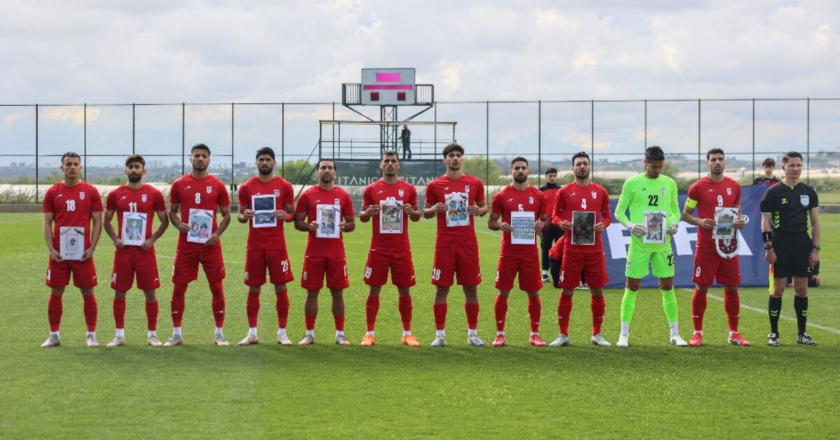 Iran players in Turkey pose with photos of young war victims