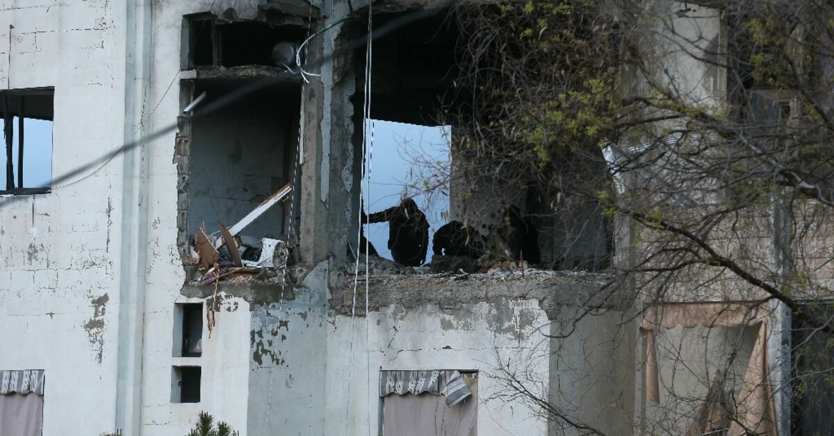 Resident Returns Briefly to South Beirut Apartment After Lebanon Ceasefire