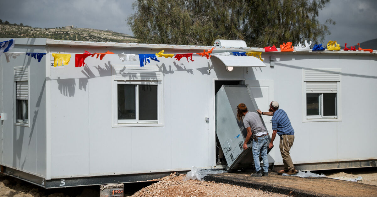 Israeli ministers celebrate reestablishment of settlement in West Bank