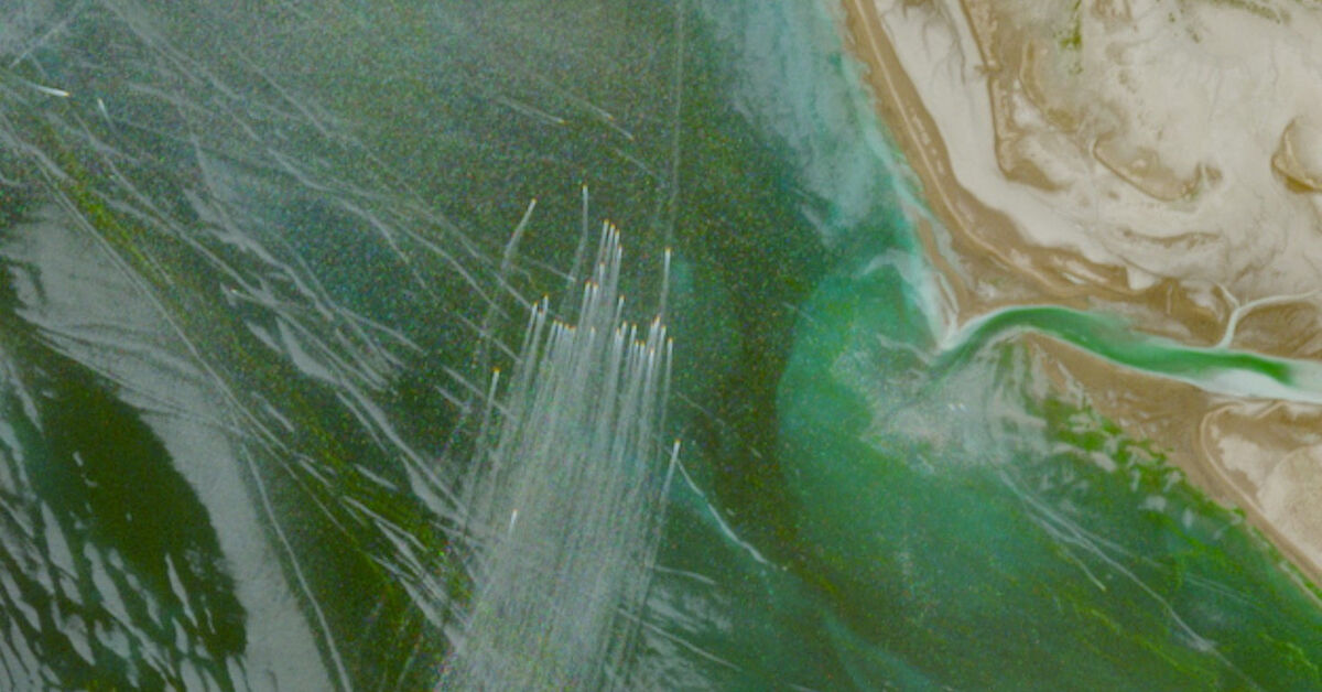 Iran fast-boat swarms add to Hormuz threats for shipping