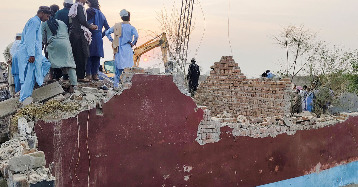 12 Pakistani Officers Killed as Militants Attack Police Post in Bannu Using Car Bomb and Drones