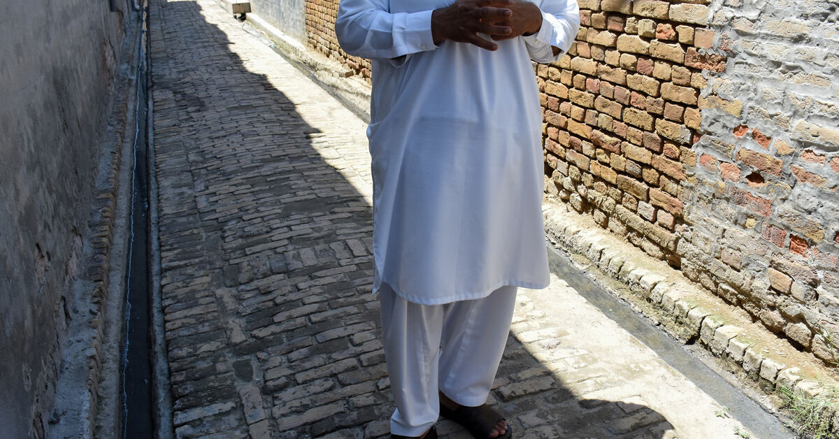 Pakistan Shi'ites deported from UAE return to lost jobs, frozen savings