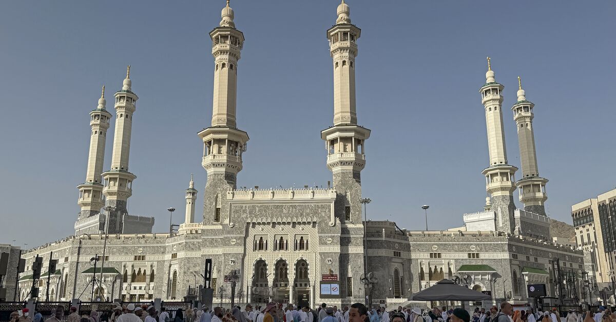 Gulf celebrates Eid al-Adha under shadow of war