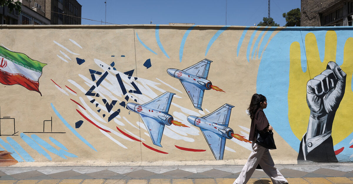 U.S. strikes Iranian military sites; Iran retaliates by targeting air base