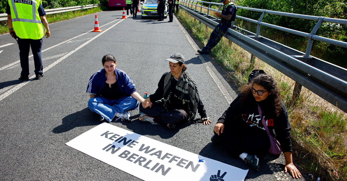 Activists block a road to the venue during protest on the opening day of the International Aerospace Exhibition ILA at Schoenefeld Airport in Berlin, Germany, June 10, 2026. REUTERS/Axel Schmidt