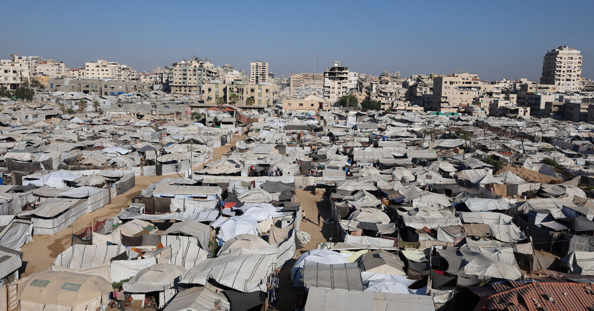 Gazans flee scorching tents for a polluted sea