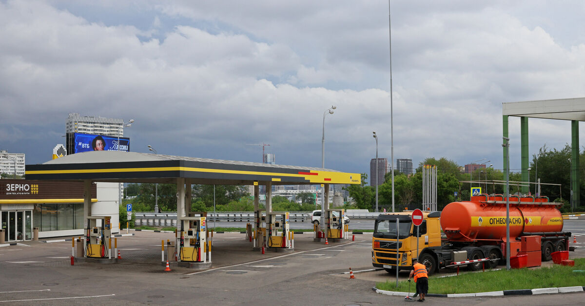 Russia eyes diesel export ban, fuel imports amid Ukrainian strikes; Crimea restricts public life
