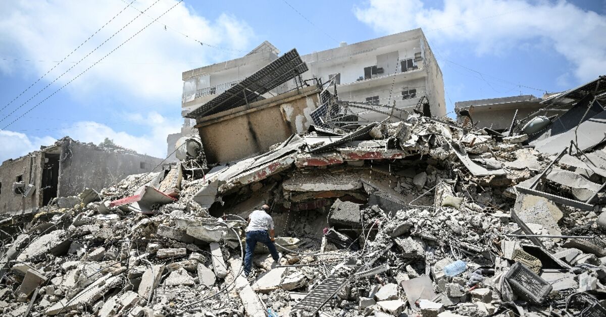 In beachside city, Lebanese try to shake off Israel-Hezbollah war