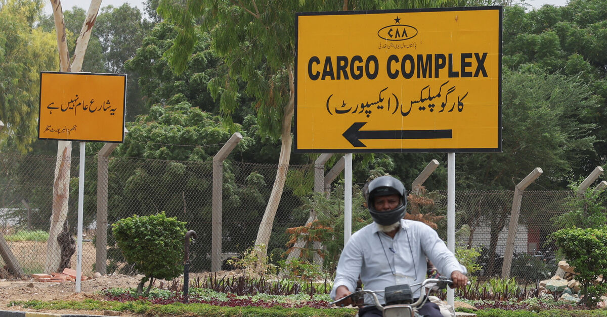 Pakistani rescuers scour waters for cargo plane missing off Karachi coast