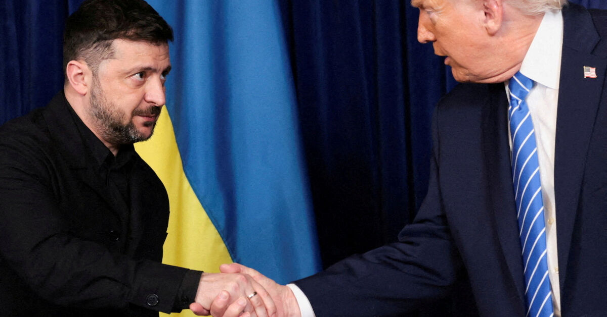 FILE PHOTO: U.S. President Donald Trump and Ukrainian President Volodymyr Zelenskiy shake hands during a press conference after their lunch meeting at Trump?s Mar-a-Lago club, in Palm Beach, Florida, U.S., December 28, 2025. REUTERS/Jonathan Ernst/File Photo