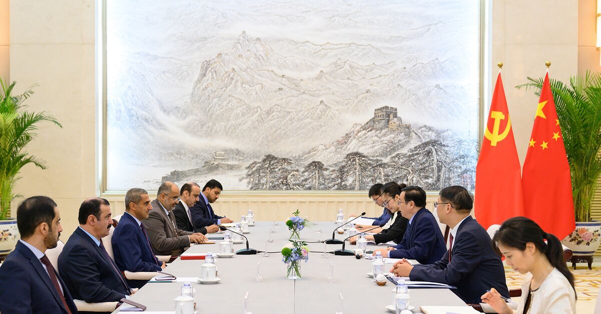 Top Oman official visits China