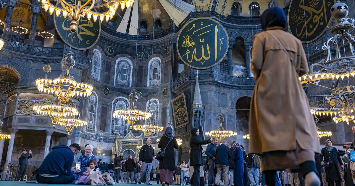 Russian couple faces deportation from Turkey after Bible reading at Hagia Sophia