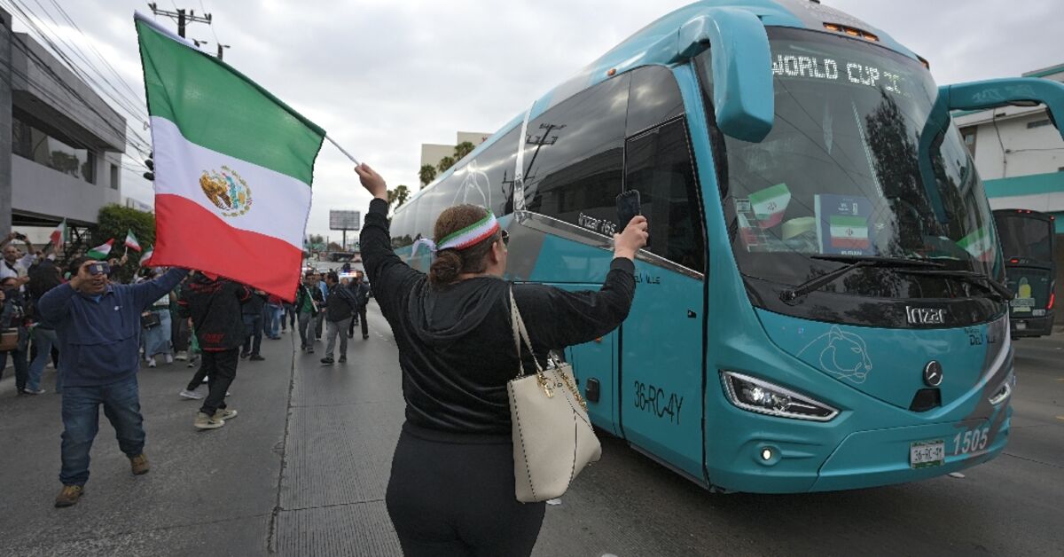 'Iran, Iran!' Iranian World Cup squad serenaded on return home