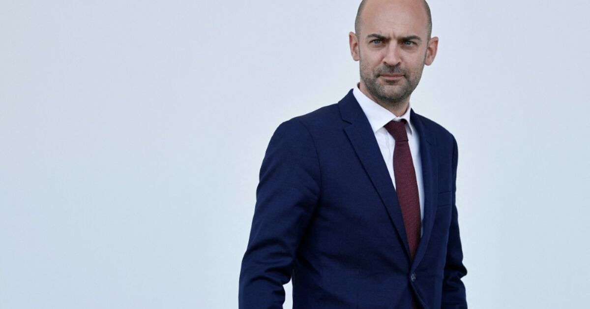 France to expel two Iranian diplomats: foreign minister
