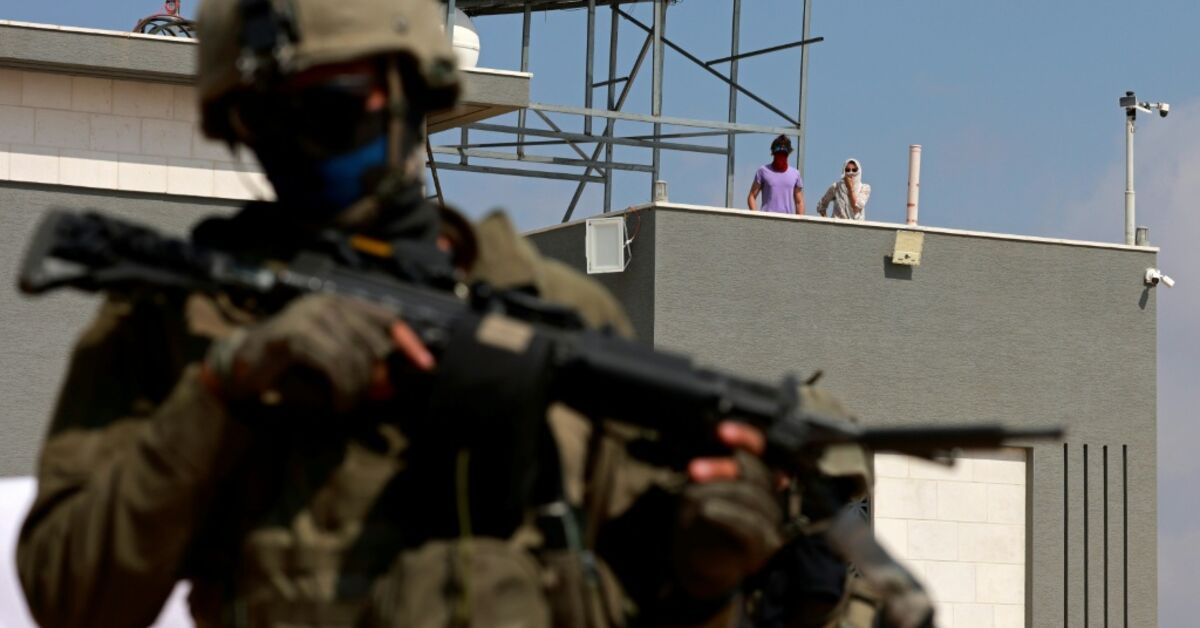 Israeli settlers began their siege of Palestinian homes on Sunday
