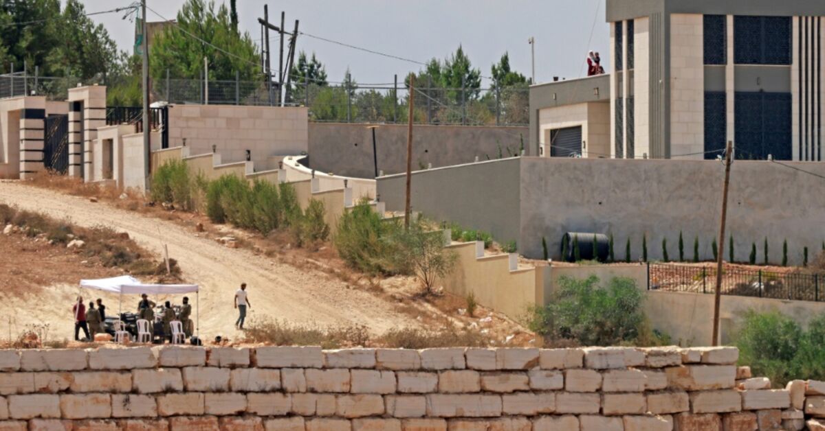 Israeli army fails to remove settlers blocking West Bank roads