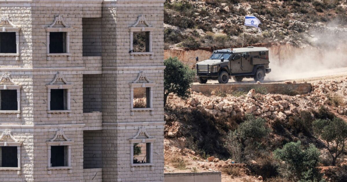 Photo: al-monitor.com Israeli soldiers arrive in the village of Qusra after a group of settlers occupied a building while Palestinians were inside